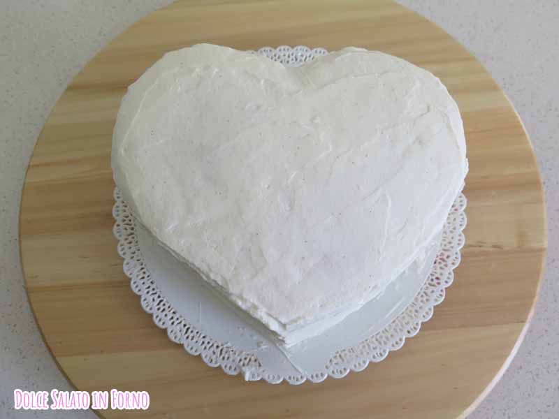 copertura torta pink velvet a cuore