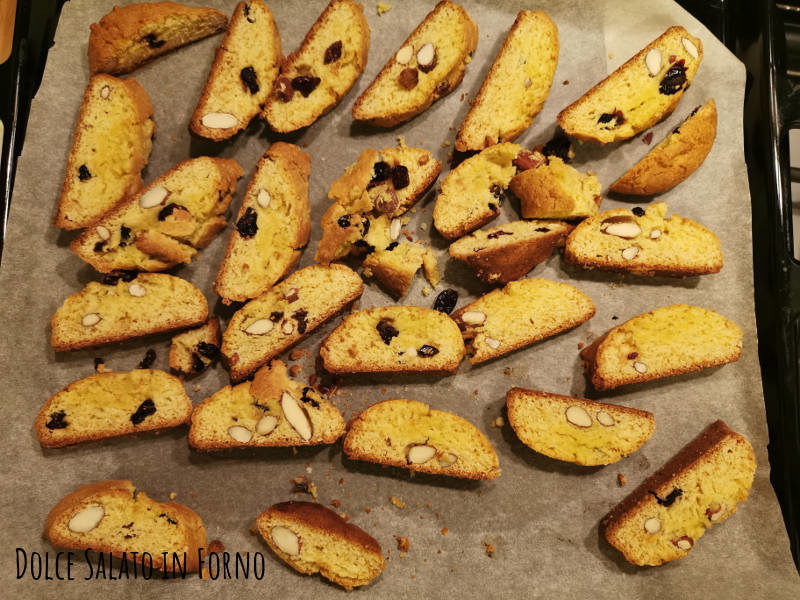 Infornare i cantucci tagliati