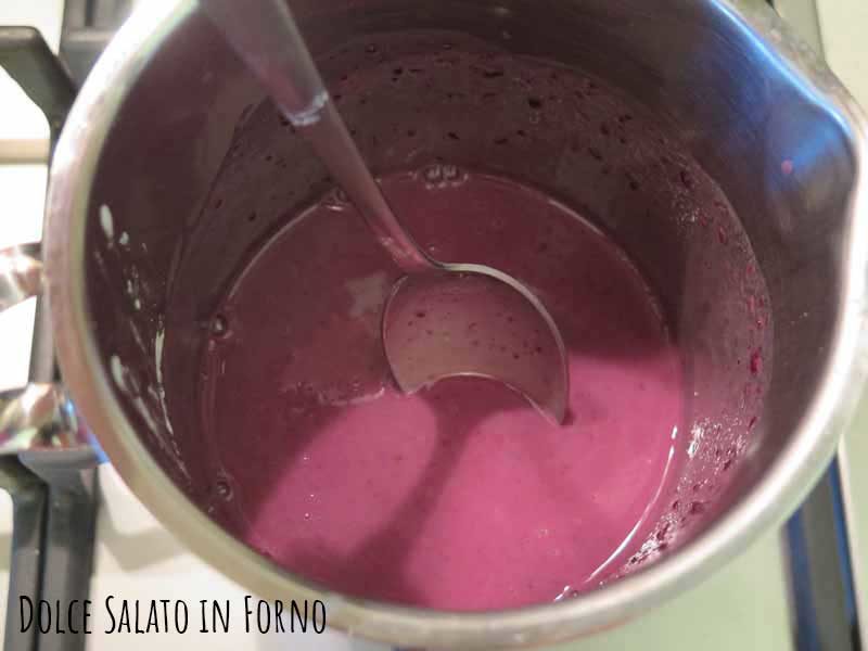 Aggiungere zucchero e marmellata frutti bosco