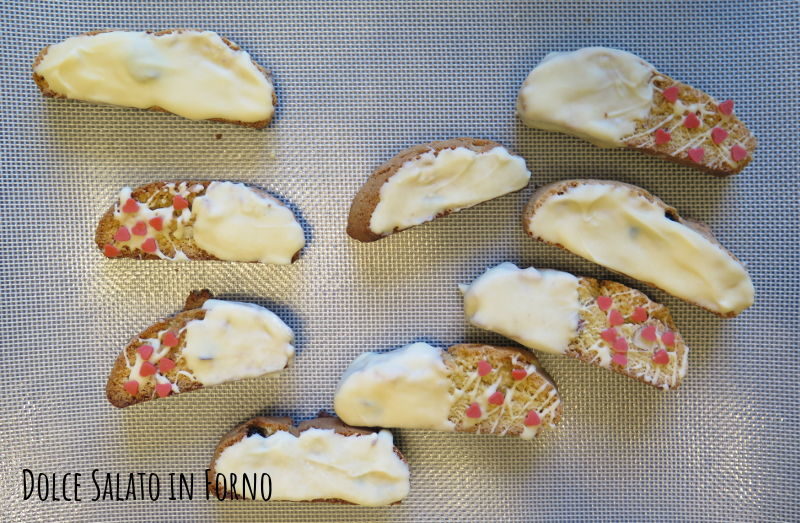 Cantucci cioccolato bianco, mirtilli e mandorle