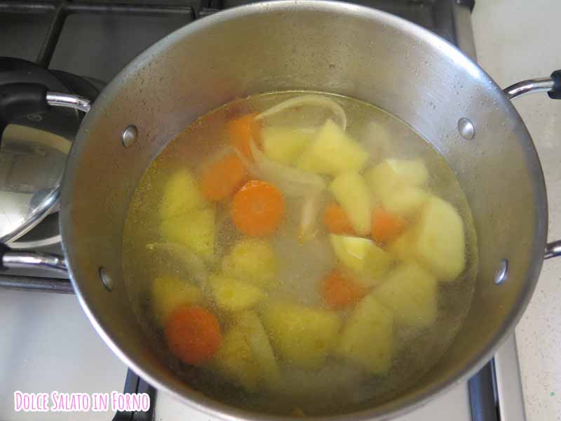 aggiungi acqua bollente alle verdure