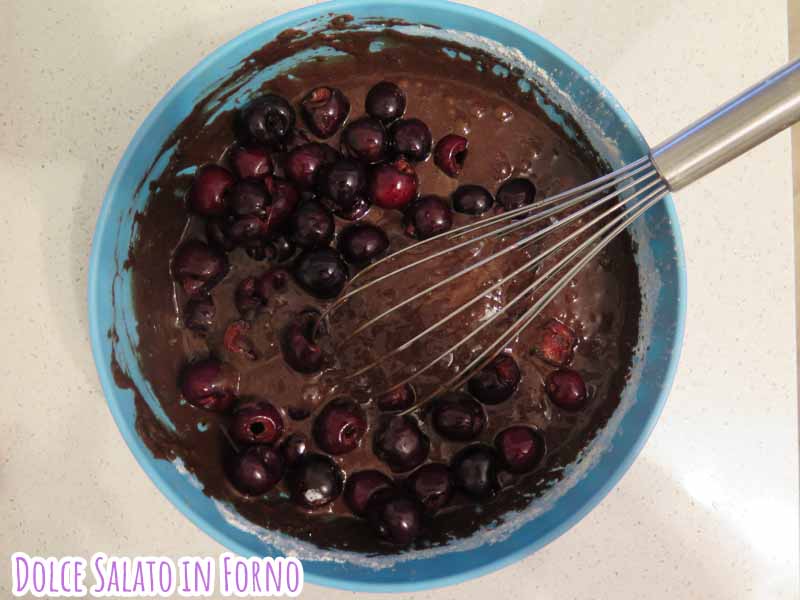 aggiungi ciliegie impasto torta cacao
