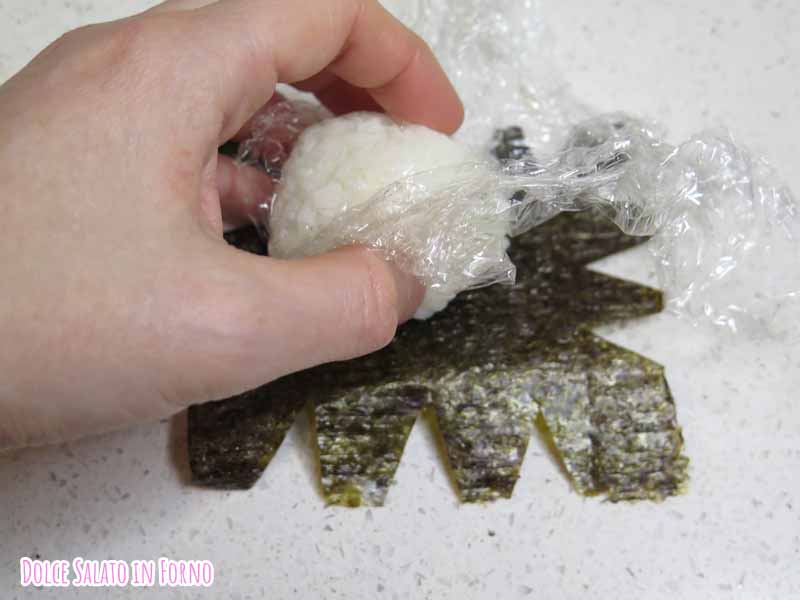 Avvolgi onigiri all'alga nori