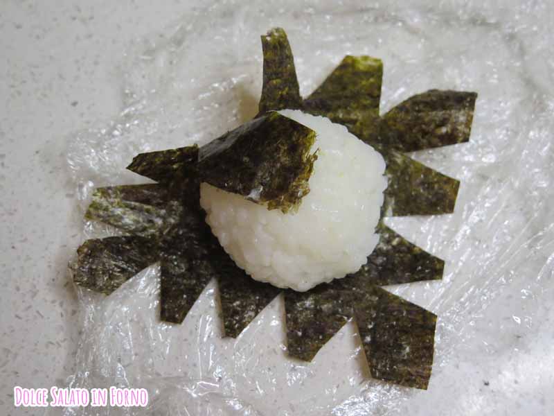 Avvolgi onigiri all'alga nori