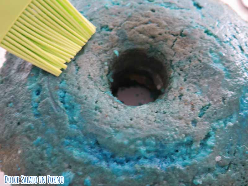 Bagnare ultimo strato di chiffon cake