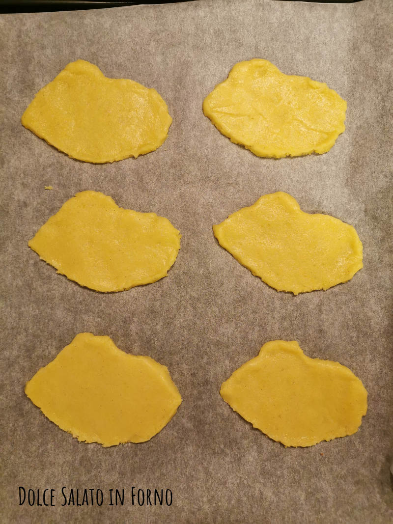 Disporre i biscotti al burro sulla teglia