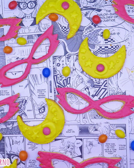 Biscotti frolle all'arancia a forma di mascherine e crescent compact di Sailor V