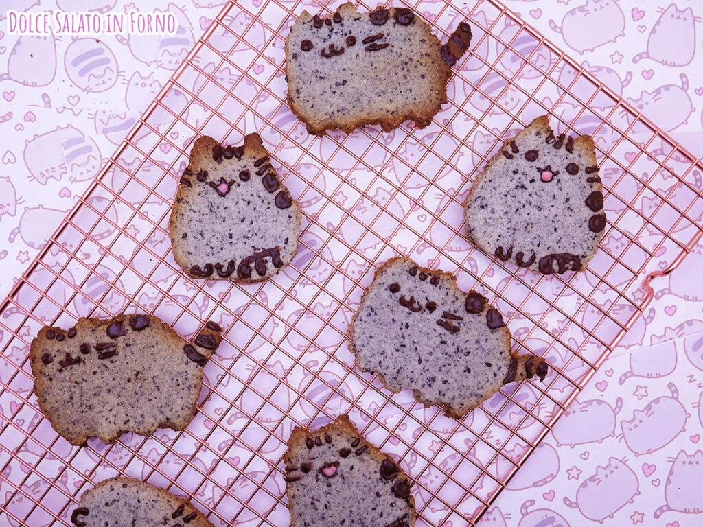 Biscotti giapponesi al sesamo nero a forma di Pusheen