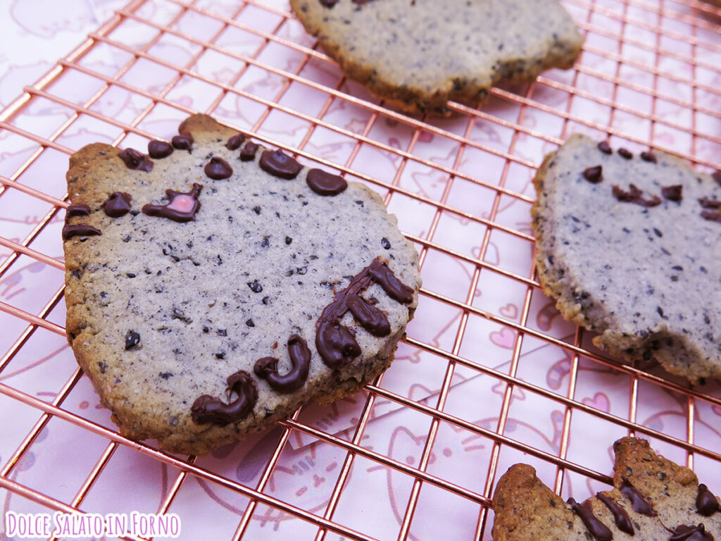 Biscotti giapponesi al sesamo nero a forma di Pusheen