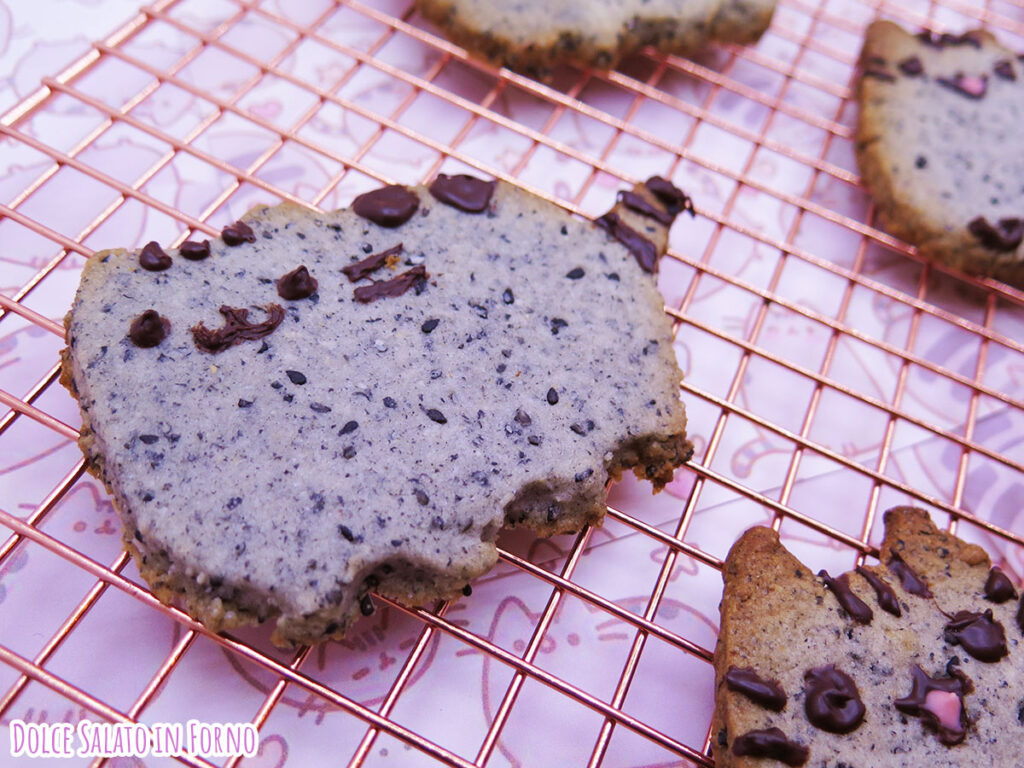 Biscotti giapponesi al sesamo nero a forma di Pusheen