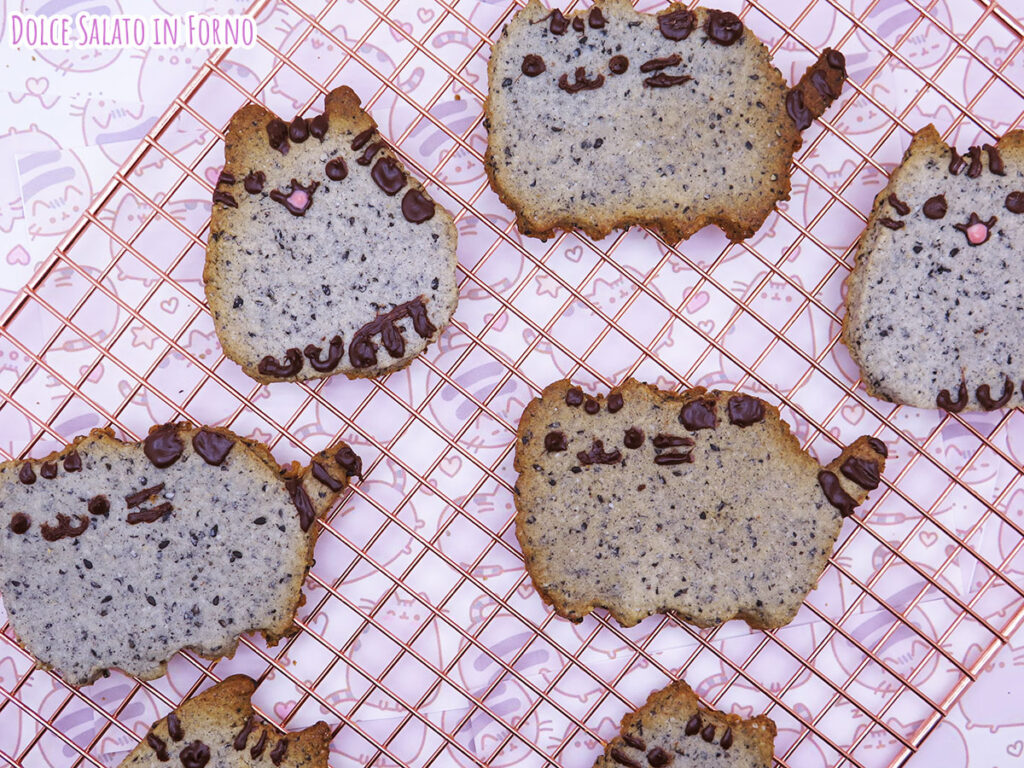 Biscotti giapponesi al sesamo nero a forma di Pusheen