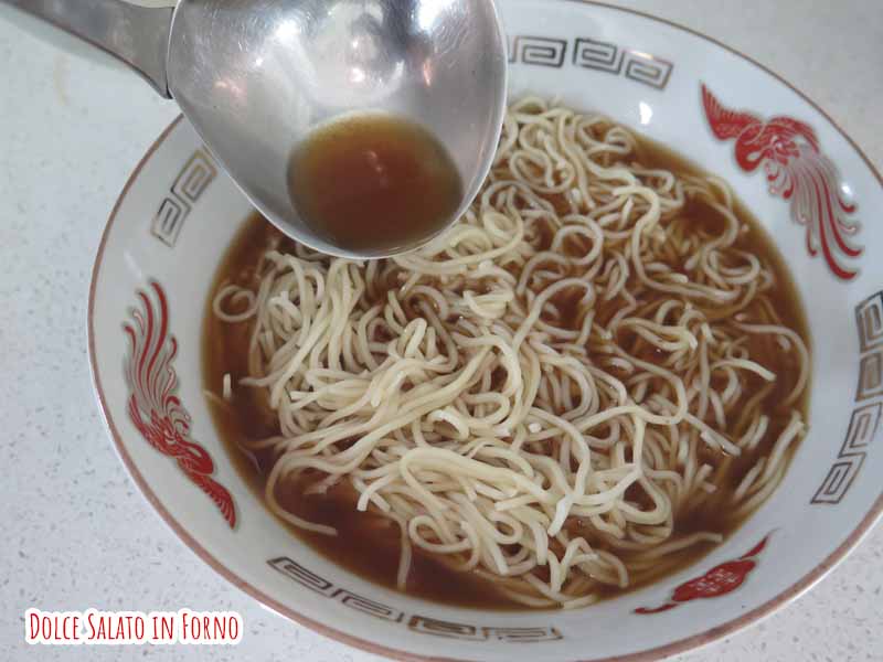 aggiungi brodo agli spaghetti