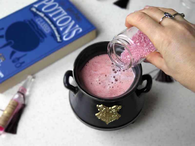 aggiungi nel calderone lo zucchero glitterato rosa
