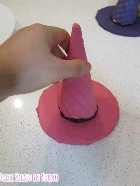 Cappello da strega fatto con cono gelato