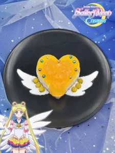 Cheesecake all'arancia e limone a forma di spilla di Sailor Moon