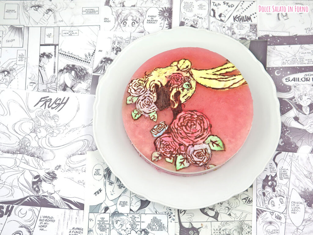 Cheesecake al cocco e lamponi con la silhouette di Usagi Tsukino di Sailor Moon Crystal