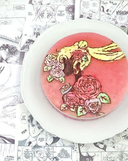 Cheesecake al cocco e lamponi con la silhouette di Usagi Tsukino di Sailor Moon Crystal