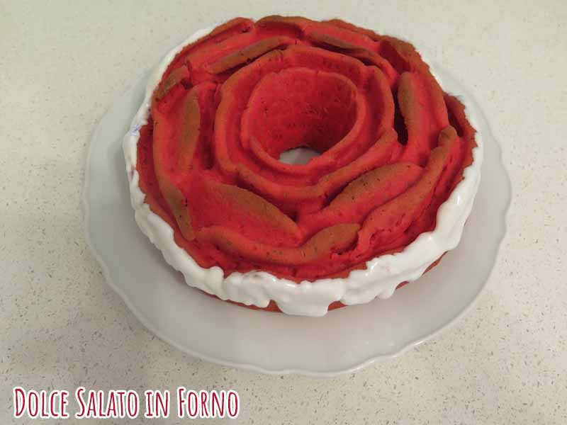 ciambella alchermes forma rosa con glassa