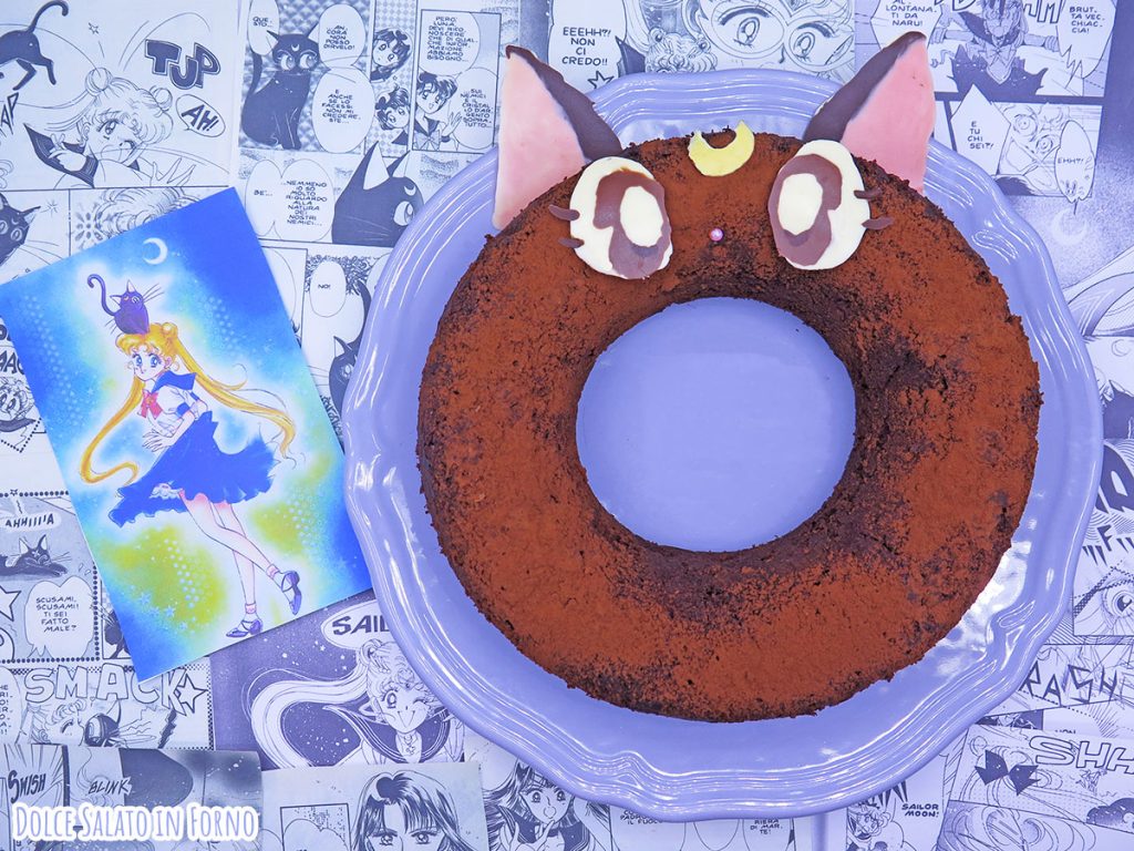 ciambella ciliegie e cioccolato a forma di Luna di Sailor Moon