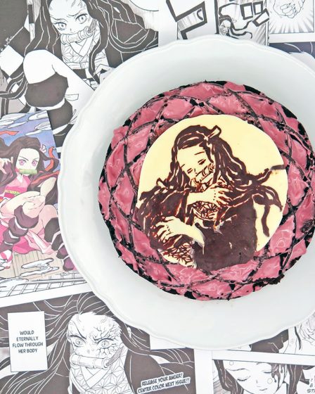 Ciambella cioccolato fondente glassata al cioccolato ruby di Nezuko Kamado