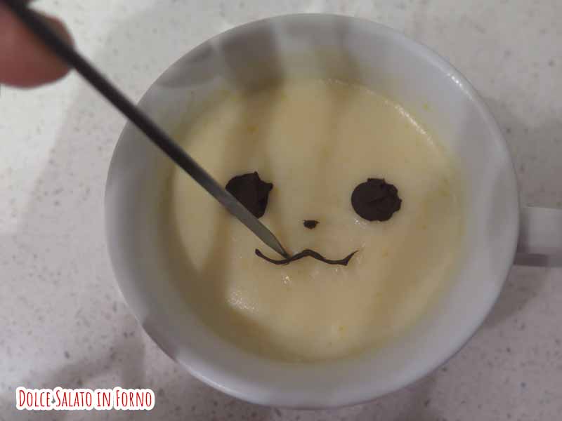 Disegna bocca e naso di Pikachu nella cioccolata in tazza