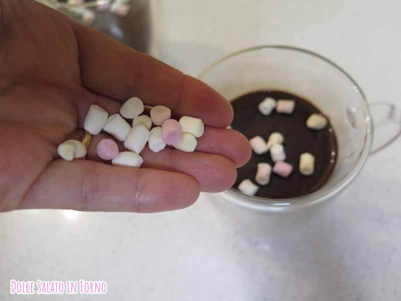 cioccolata calda alla cannella con marshmallow