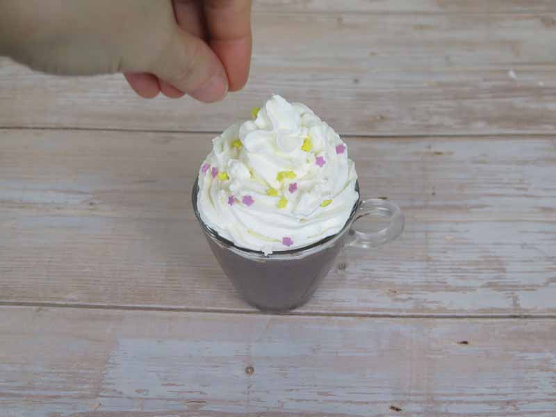 Decora la cioccolata con stelline di zucchero