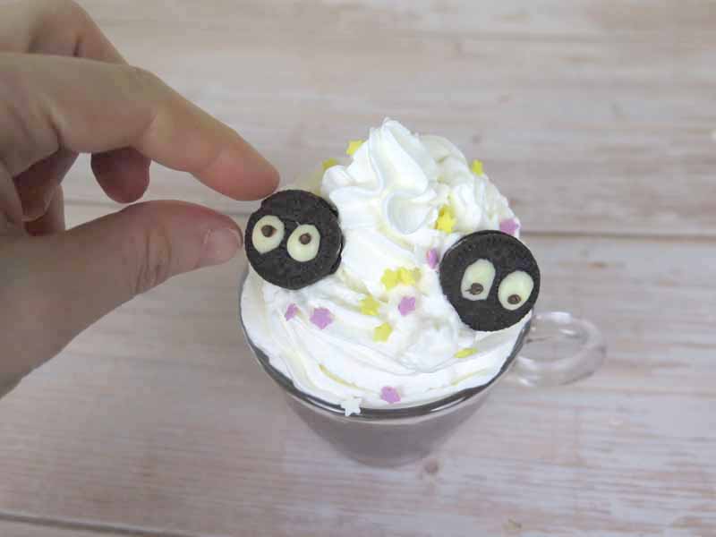 Decora la cioccolata calda con gli Oreo a forma di Susuwatari