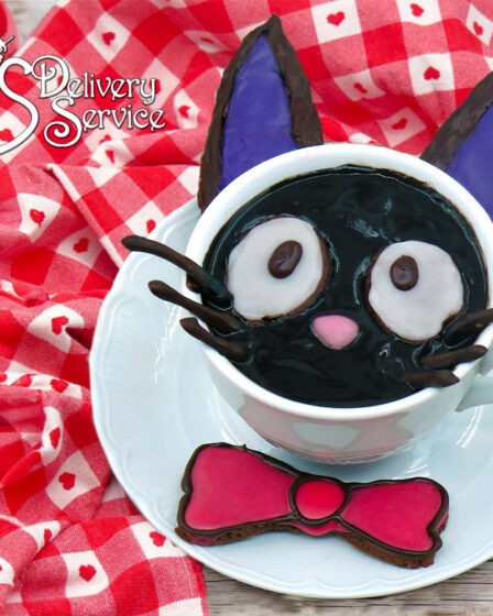 cioccolata in tazza al cacao nero del gatto nero Jiji