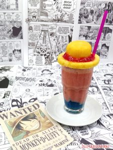 Cocktail virgin colada alla fragola analcolico con il cappello di paglia di Luffy