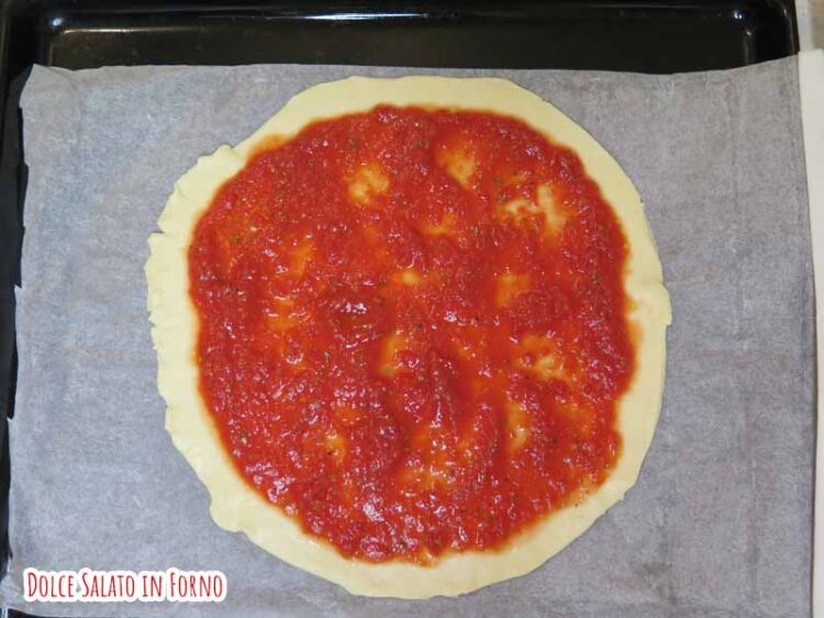 condire pizza con passata di pomodoro