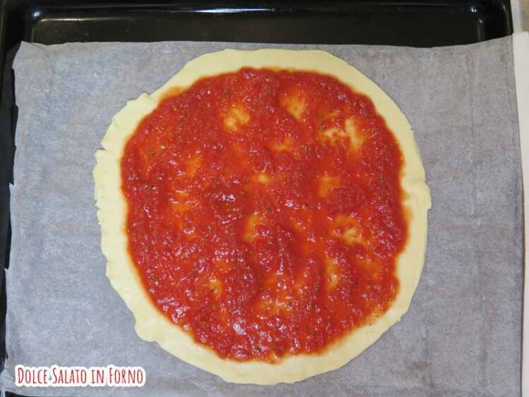 condire pizza con passata di pomodoro