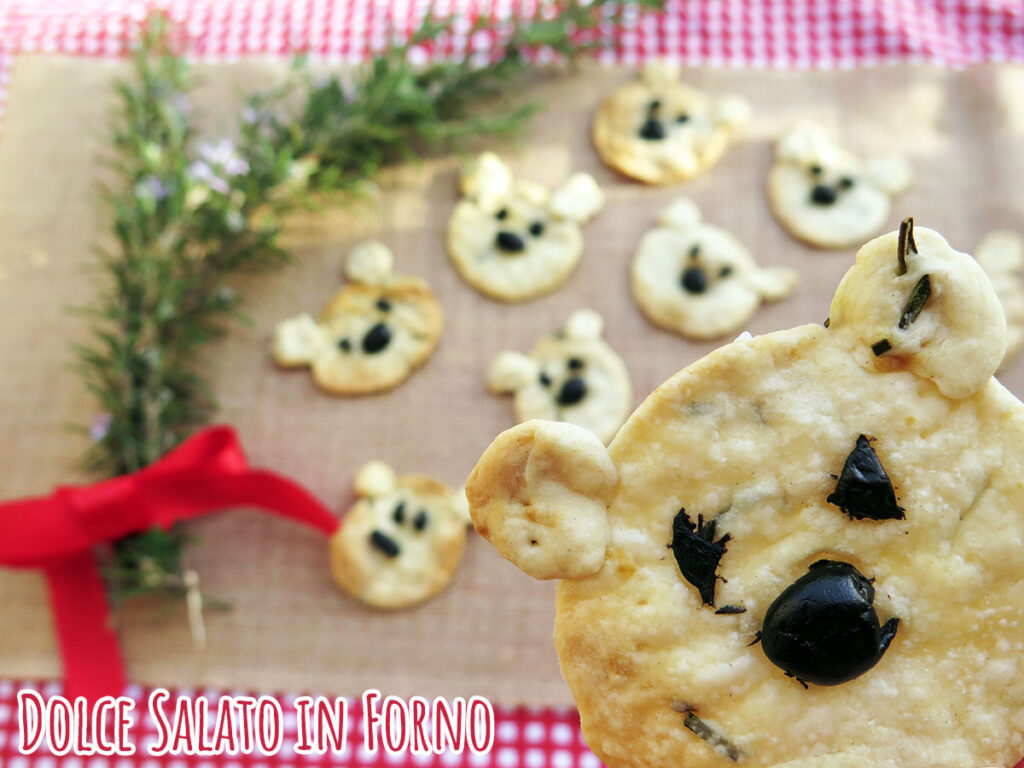 Crackers senza lievito al rosmarino e olive a forma di orsetto