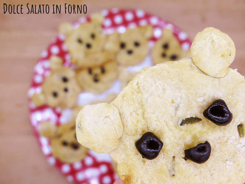 Crackers senza lievito al rosmarino e olive a forma di orsetto