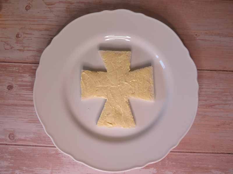 Maionese spalmata sul pane a forma di croce