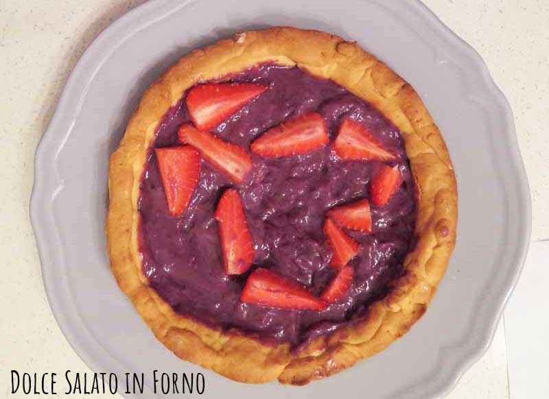 Crostata farcita alla crema ai frutti di bosco e fragole fresche