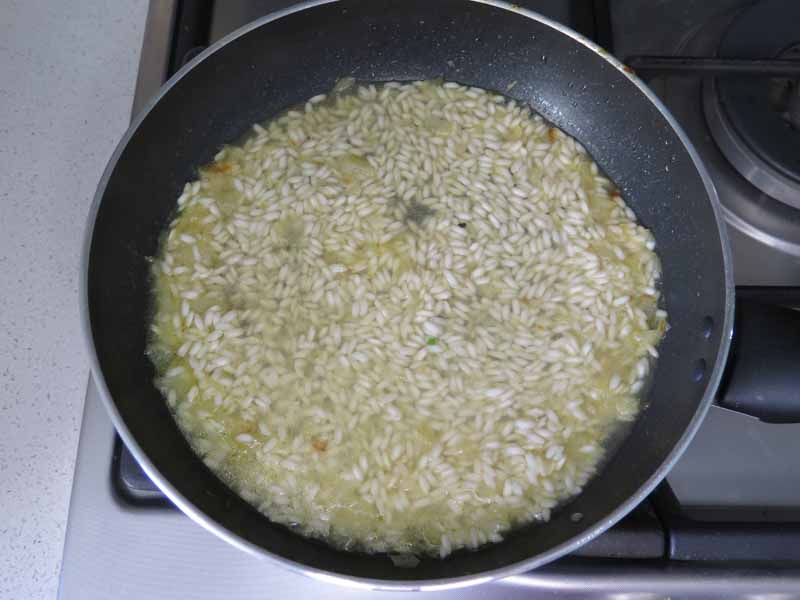 cuoci il riso in padella