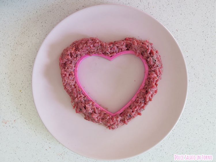 risotto rosa alla barbabietola a forma di cuore