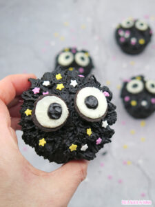 Cupcake al cioccolato nero a forma di Susuwatari