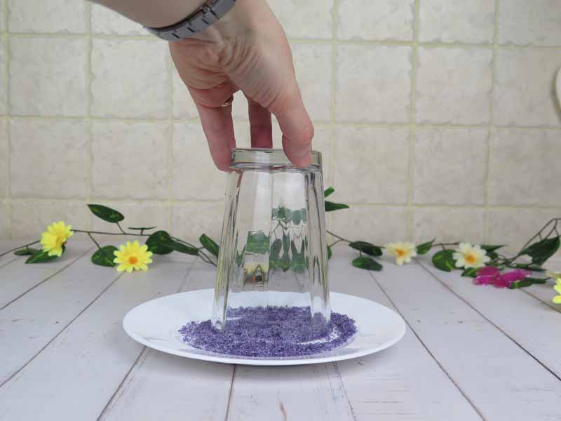decora bicchiere con lo zucchero viola