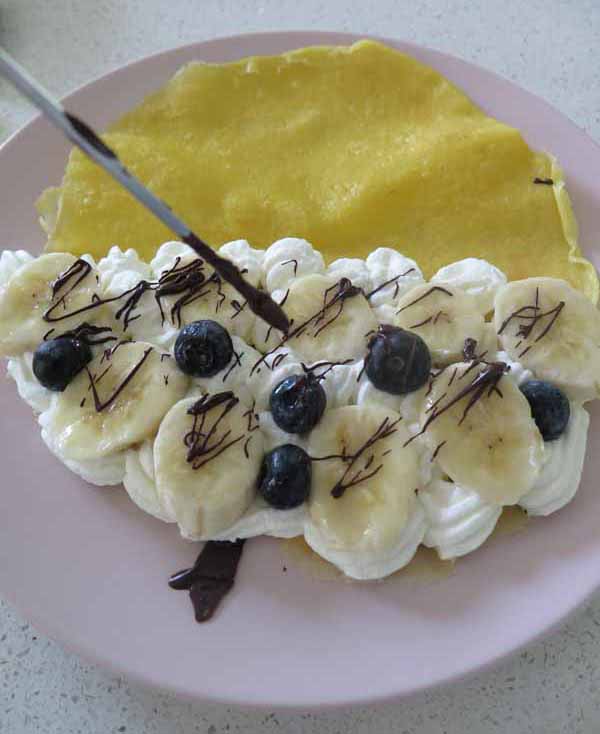 decora crêpe di Creamy Mami con cioccolato