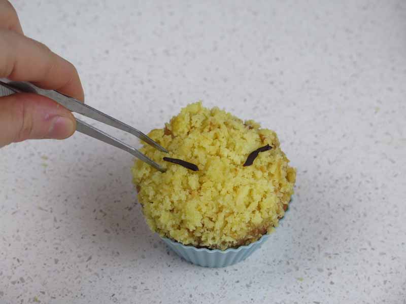 decora muffin con occhi in cioccolato