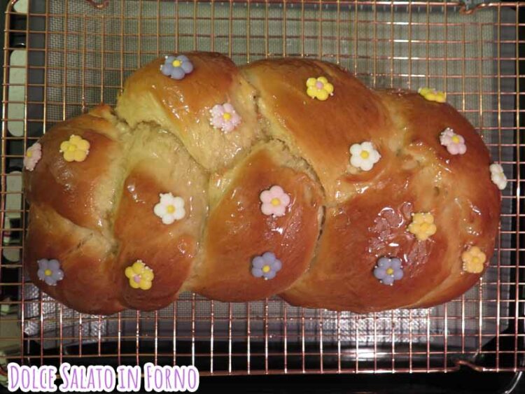 treccia pasquale con fiorellini zucchero
