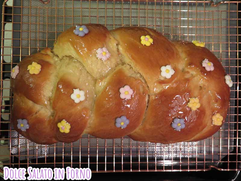treccia pasquale con fiorellini zucchero