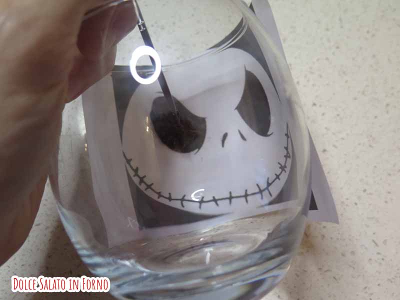 disegna Jack Skeletron con il cioccolato sul bicchiere