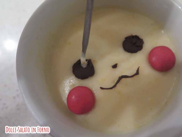 Disegna pupille cioccolata in tazza a forma di Pikachu