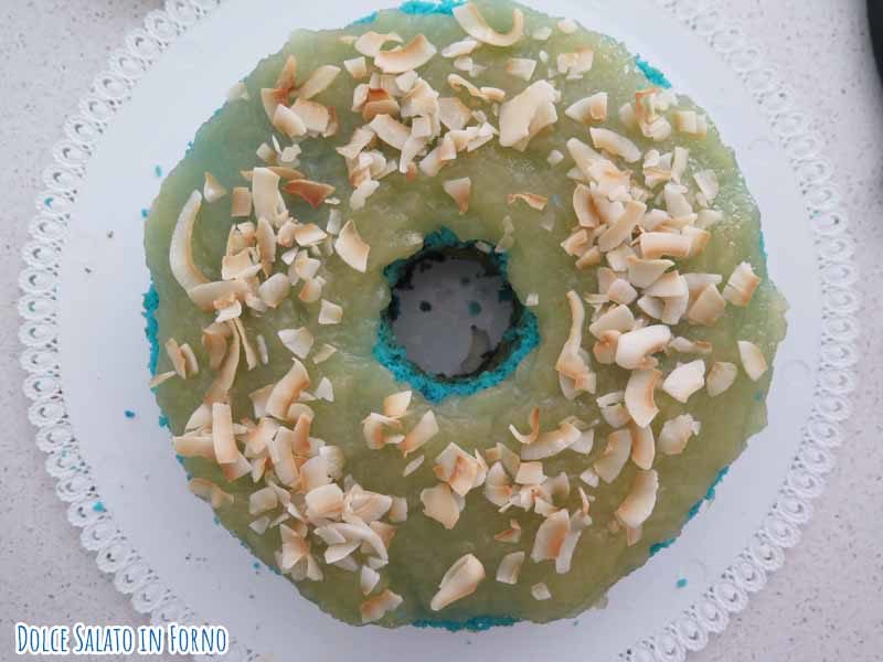Farcire chiffon cake con crema ananas senza uova e fiocchi cocco essiccato