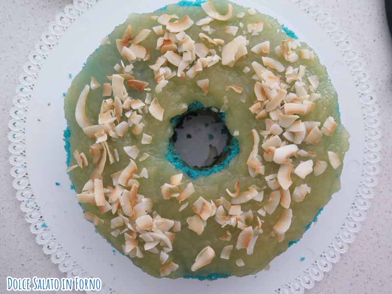 Farcire chiffon cake con crema ananas senza uova e fiocchi cocco essiccato