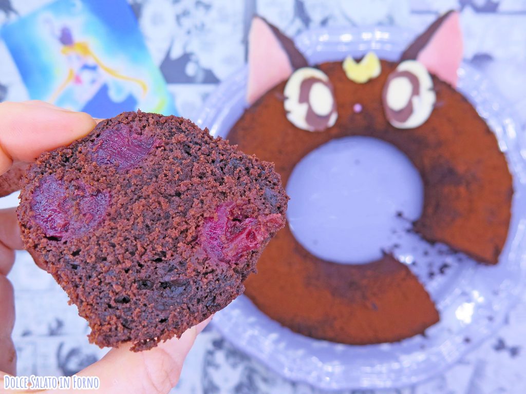 fetta di ciambella cioccolato ciliegie a forma di Luna di Sailor Moon