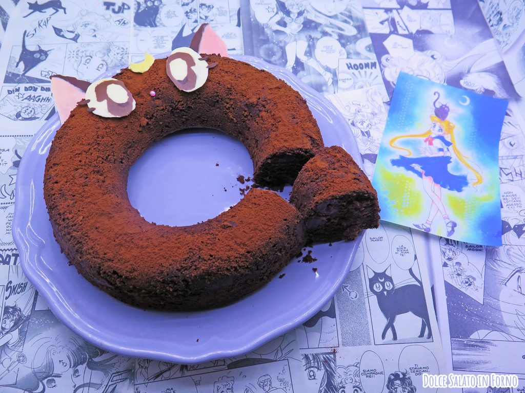 Torta al cioccolato e ciliegie a forma del gatto Luna di Sailor Moon